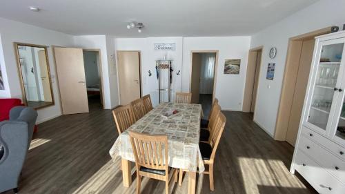 Alt-Travemunde/Ronnau Apartment | Haus Tulle - 2 Ferienwohnungen Schnupp & Lütte mit Saisonstrandkorb