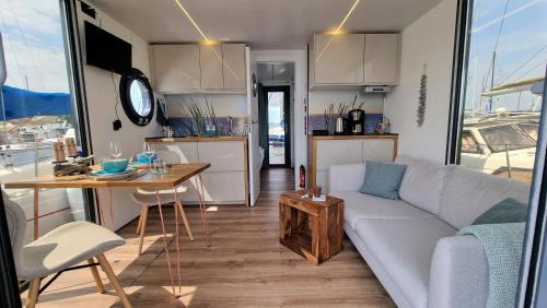 Schleswig Boat Rental | Hausboot Aava