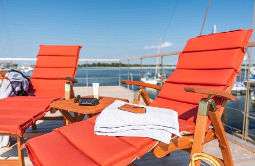 Barth House | Hausboot Arnica mit großem Sonnendeck und Wäschepaketen inklusive