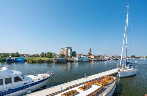 Barth House | Hausboot Arnica mit großem Sonnendeck und Wäschepaketen inklusive