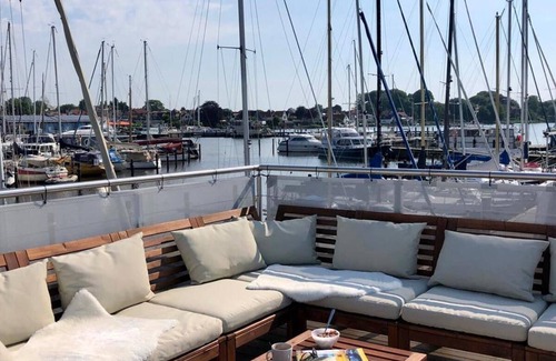 Schleswig Boat Rental | Hausboot Bikini für 4personen mit Großzügiger Dachterrasse am Ostseefjord Schlei