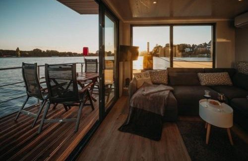 Oberhavel Boat Rental | Hausboot Enola