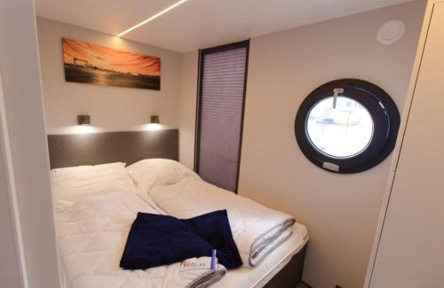 Schleswig Boat Rental | Hausboot Fjord Aries mit Dachterrasse in Schleswig
