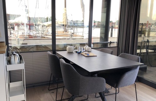 Schleswig Boat Rental | Hausboot Fjord Nordstern mit Dachterrasse in Schleswig