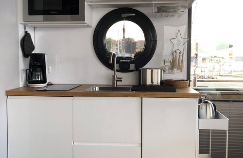 Schleswig Boat Rental | Hausboot Fjord Nordstern mit Dachterrasse in Schleswig