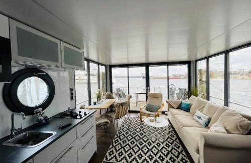 Reppenhagen Boat Rental | Hausboot Hafenprinz Lübeck