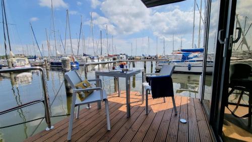 Schleswig Boat Rental | Hausboot Hilja