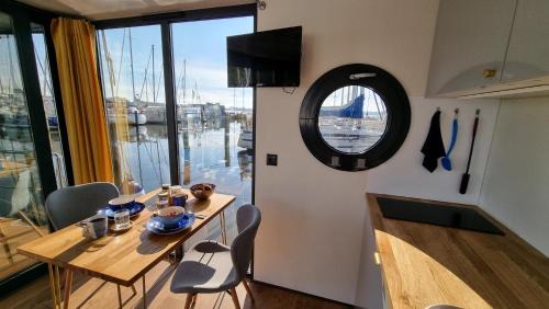 Schleswig Boat Rental | Hausboot Hilja