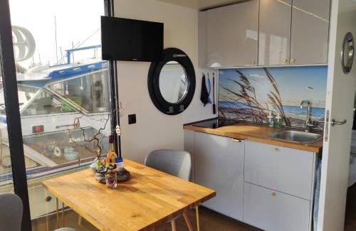 Schleswig Boat Rental | Hausboot Hilja