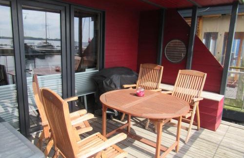Grossenbrode Boat Rental | Hausboot Kaddi`s Sunflower - Huus & Meer