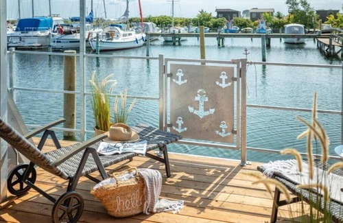 Kragenæs Boat Rental | Hausboot Rán für 5 Pers. mit Großzügiger Dachterrasse in Kragenæs auf Lolland