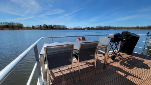 Oberhavel Boat Rental | Hausboot Red Pearl