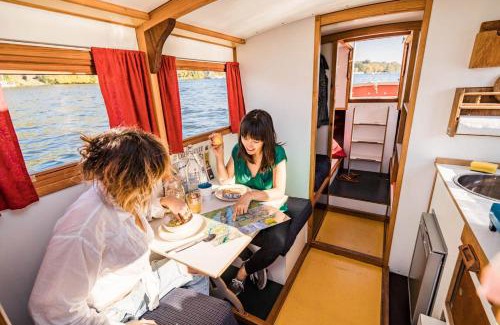 Wrangelkiez Boat Rental | Hausboot Tour mit der Wasserkutsche - Führerscheinfrei
