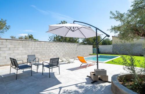 Club Mont-roig House | Hauzify I Casa Petis