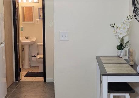 West Philadelphia Apartment | Have At It , University City, Smart Tv, Free Street Parking, Zip Car Site
