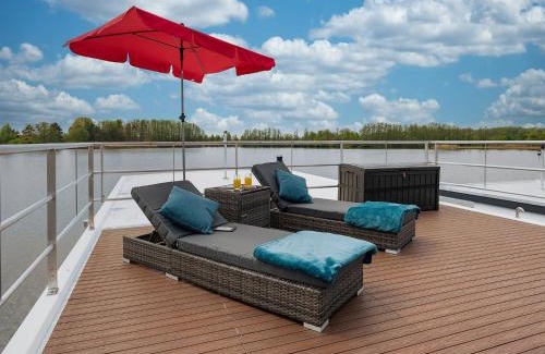 Oberhavel Boat Rental | Havel Houseboat Serenity