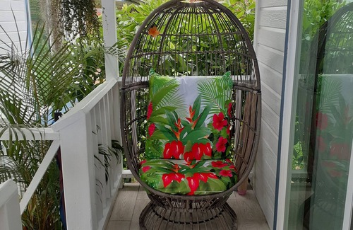 Hilo Cottage | HAWAII Hilo Town~Private GATED Botanical GARDEN COTTAGE w Koi Pond