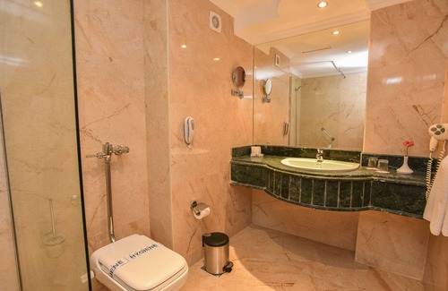 Al Ahyaa Hotel | Hawaii Riviera Aqua Park Resort - Caters to Couples