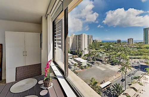 McCully - Moiliili Apartment | Hawaiian Monarch 1604 condo