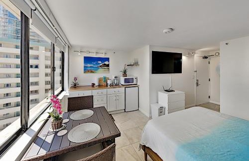 McCully - Moiliili Apartment | Hawaiian Monarch 1604 condo