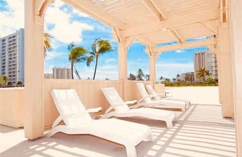 McCully - Moiliili Condo | Hawaiian Monarch 1611 Condo by RedAwning