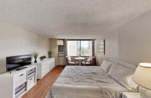 McCully - Moiliili Apartment | Hawaiian Monarch 916 condo