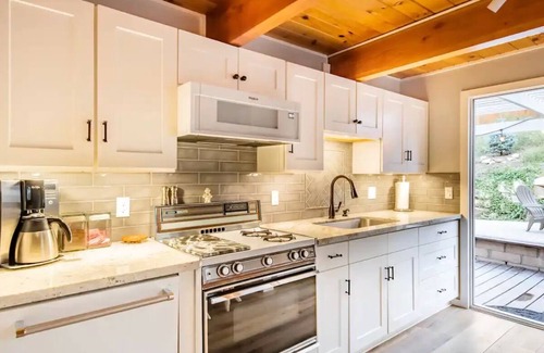 Moonridge House | Hawk Hill Cabin - Great Close to Slopes! Fenced Yard! Zipline!