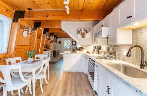 Moonridge House | Hawk Hill Cabin - Great Close to Slopes! Fenced Yard! Zipline!