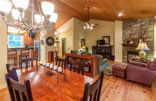 Bear Lake Reserve Cabin | Hawks Nest - Resort Home In Bear Lake, Lake Club Access, Pet Friendly