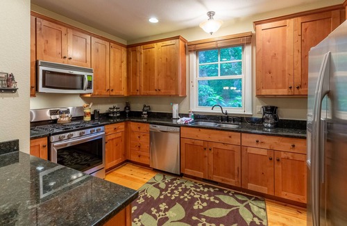 Bear Lake Reserve Cabin | Hawks Nest - Resort Home In Bear Lake, Lake Club Access, Pet Friendly