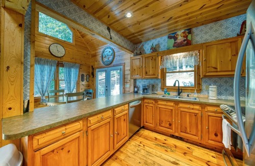 Suches Cabin | Hawks Whistle - Peaceful, Dog-friendly, Hot Tub, Waterfall nearby!