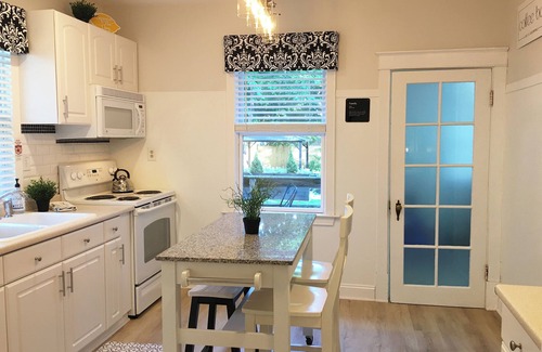 Colonial Beach Cottage | Hawthorn Cottage just steps from the beach.