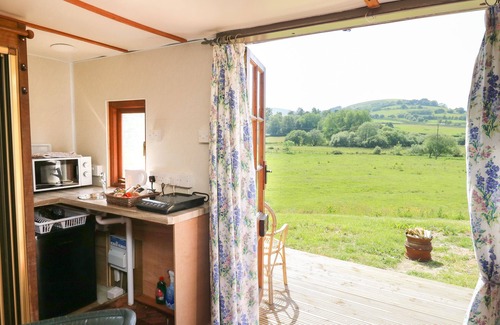 Llangurig Cottage | HAWTHORN HUT, pet friendly, with hot tub in Llangurig