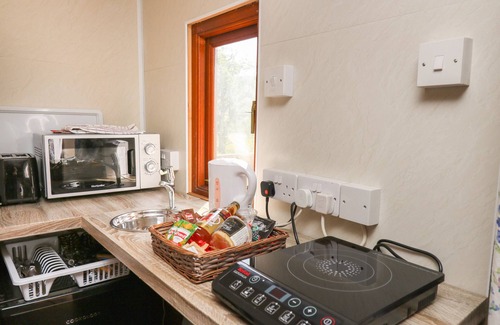 Llangurig Cottage | HAWTHORN HUT, pet friendly, with hot tub in Llangurig