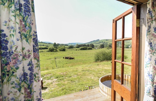 Llangurig Cottage | HAWTHORN HUT, pet friendly, with hot tub in Llangurig