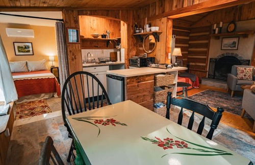 Nellysford Cabin | Hawthorne Cabin ~ NEW ~ Romantic ~ Unique ~ Serene