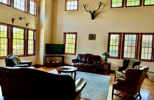 Timberline House | Hawthorne Lodge - 252 Winterset Road Hawthorne Lodge - Walk to Slopes, Air Conditioning, Pool Table, Hot Tub