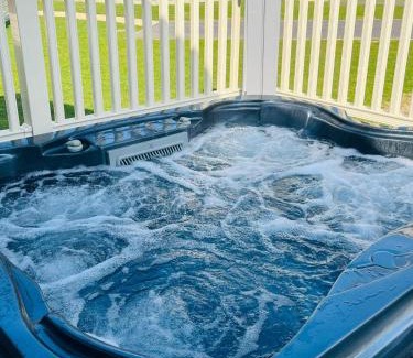 Allerthorpe House | Hawthorne Villa with Hot Tub