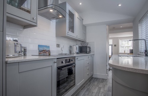 Tenby Cottage | Hawtree Cottage - 2 Bed Cottage - Tenby