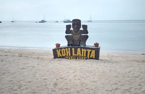 Ko Lanta Ski Chalet | Hayar House's Cabin house at kantiang bay
