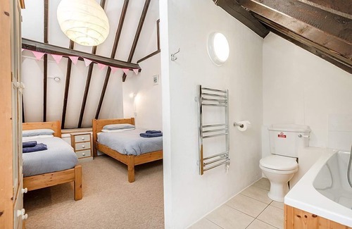 Whitchurch Canonicorum Cottage | Hayloft - Converted Thatched Barn with Indoor Pool, Spa, Sauna access - sleeps 7 guests in 4 bedroo