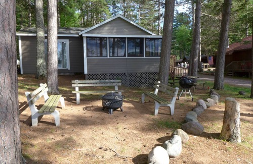 Hayward House | Hayward Area - Lost Land Lake - Shore-side escape!
