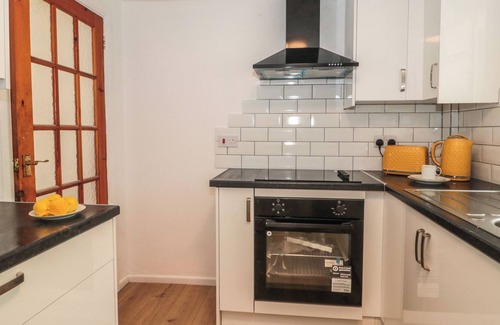 Ilminster Cottage | HAZEL COTTAGE, pet friendly, with a garden in Ilminster, Somerset