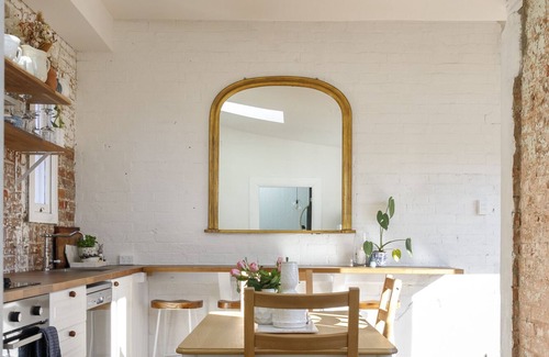 Goulburn House | Hazel House is ideally located in a quiet neighbourhood with open fire place