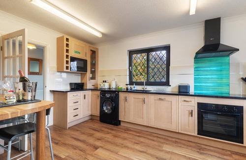 Saundersfoot House | Hazelglade Cottage - Hot Tub Games Room Pet Friendly