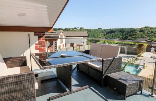 Umberleigh Cottage | HAZELWOOD LODGE, pet friendly, with pool in High Bickington