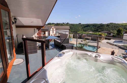 Umberleigh Cottage | HAZELWOOD LODGE, pet friendly, with pool in High Bickington