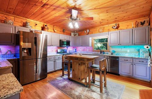 Cherry Log House | Hazy Hideaway with View of Ellijay River in the North GA Mountains
