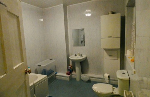 Abercwmboi House | HBH-Rose Room for Bike Park Wales & Brecons