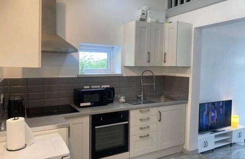 Ainley Top Apartment | HD Haven – Stylish Canal-Side Suite